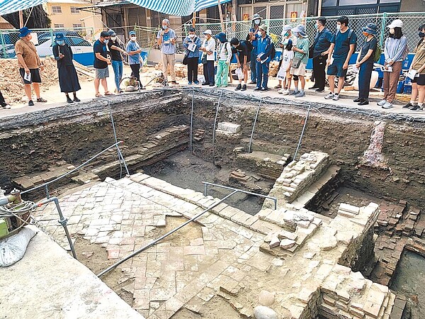 台南市文化資產處與成功大學考古所於安平劍獅埕考古,挖掘荷蘭時期大員市鎮及疑清代金門館遺構出土。(台南市文資處提供/曹婷婷台南傳真)