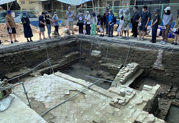 台南市文資處與成大考古所在安平劍獅埕挖掘出荷治時期大員市鎮街屋及疑似清代金門館遺構。圖/台南市文化資產管理處