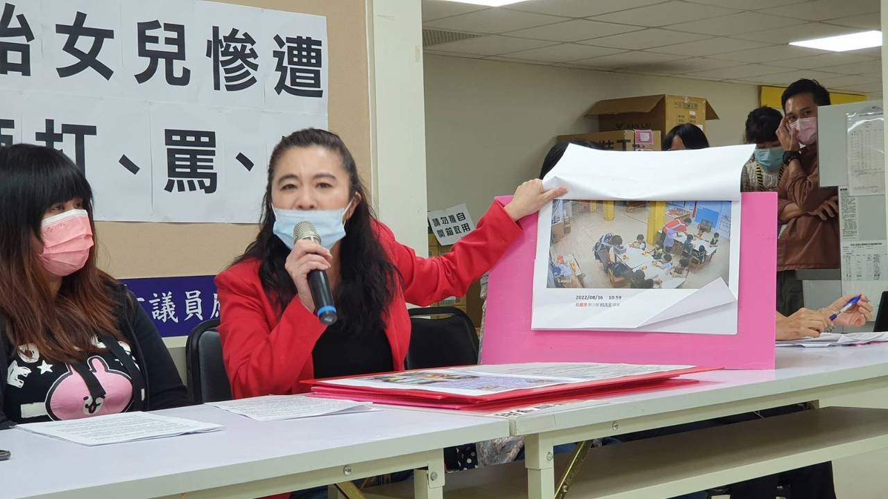 台北市議員應曉薇陪同受虐兒母親舉行記者會。記者楊正海／攝影 