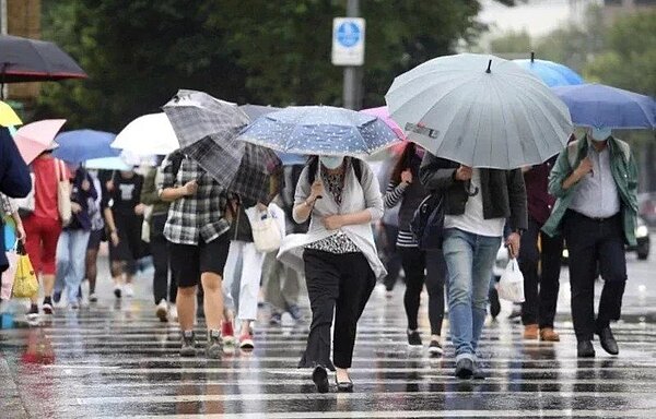 今天受東北季風影響，桃園以北及東半部地區雲量增多，天氣多雲或陰有短暫雨。圖／聯合報資料照片
