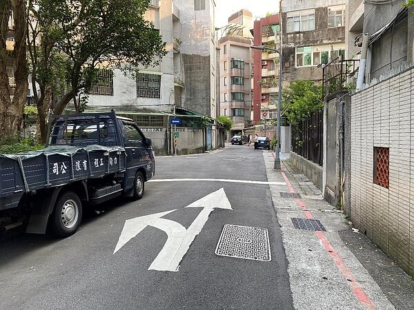 陳仁志表示，三愛里內巷弄複雜，多單行道，也成為社區特色之一。圖／鄭曉雯攝