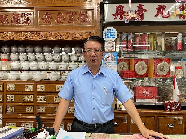 陳仁志在成為里長以前是一位中藥行的老闆。圖／鄭曉雯攝