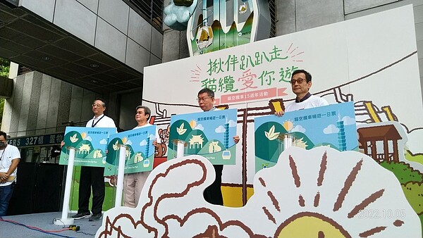 台北市長柯文哲(左二)與台北捷運公司董事長李文宗(右二)等人今天主持貓纜15週年系列活動開跑記者會,北捷以「揪伴趴趴走、貓纜愛你遊」為主題,推出相關慶祝活動。圖/林麗玉攝影