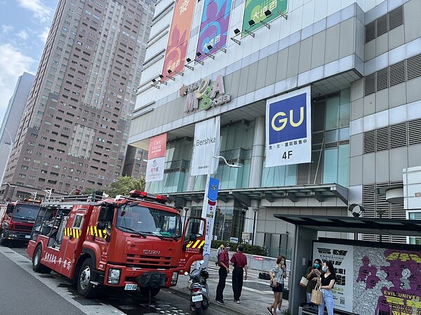 高雄大遠百百貨公司5日下午發生火警,消防隊趕抵時,員工已自行撲滅火苗。圖/讀者提供