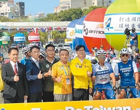 
2022國際自由車環台公路大賽第4站在高雄盛大展開，國內外自由車好手從228和平公園出發，挑戰長達155.6公里的賽道，高雄市長陳其邁（右三）5日也到場為選手們加油打氣。（洪浩軒攝）
