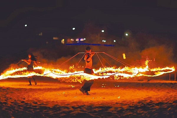 新北市農業局在金山與知名國際舞團火舞表演合作,傳遞金山特有「蹦火仔」捕魚文化。(新北市農業局提供/葉德正新北傳真)