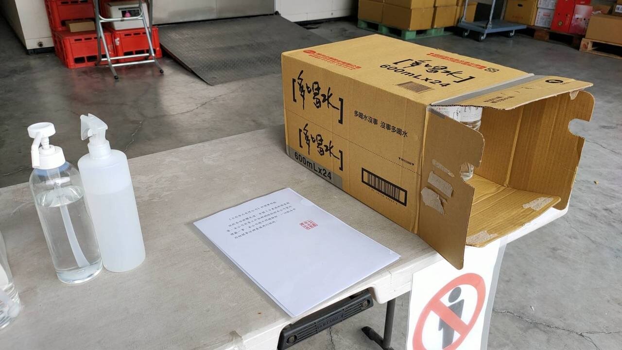 台中市立崧食品公司張姓負責人未出面，僅把聲明放在工廠前桌上，表示「本公司絕不閃避推卸」。記者黃寅／攝影 