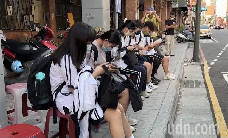 彰化市民代表鐘芮妤昨天在個人臉書，po出彰化火車站前三民路成排學生坐在人行道路沿等候公車的照片，令許多人為學生心疼，彰化市長參選人劉坤鱧今天準備了許多塑膠椅，供候車學生坐，舒服多了。記者劉明岩／攝影 