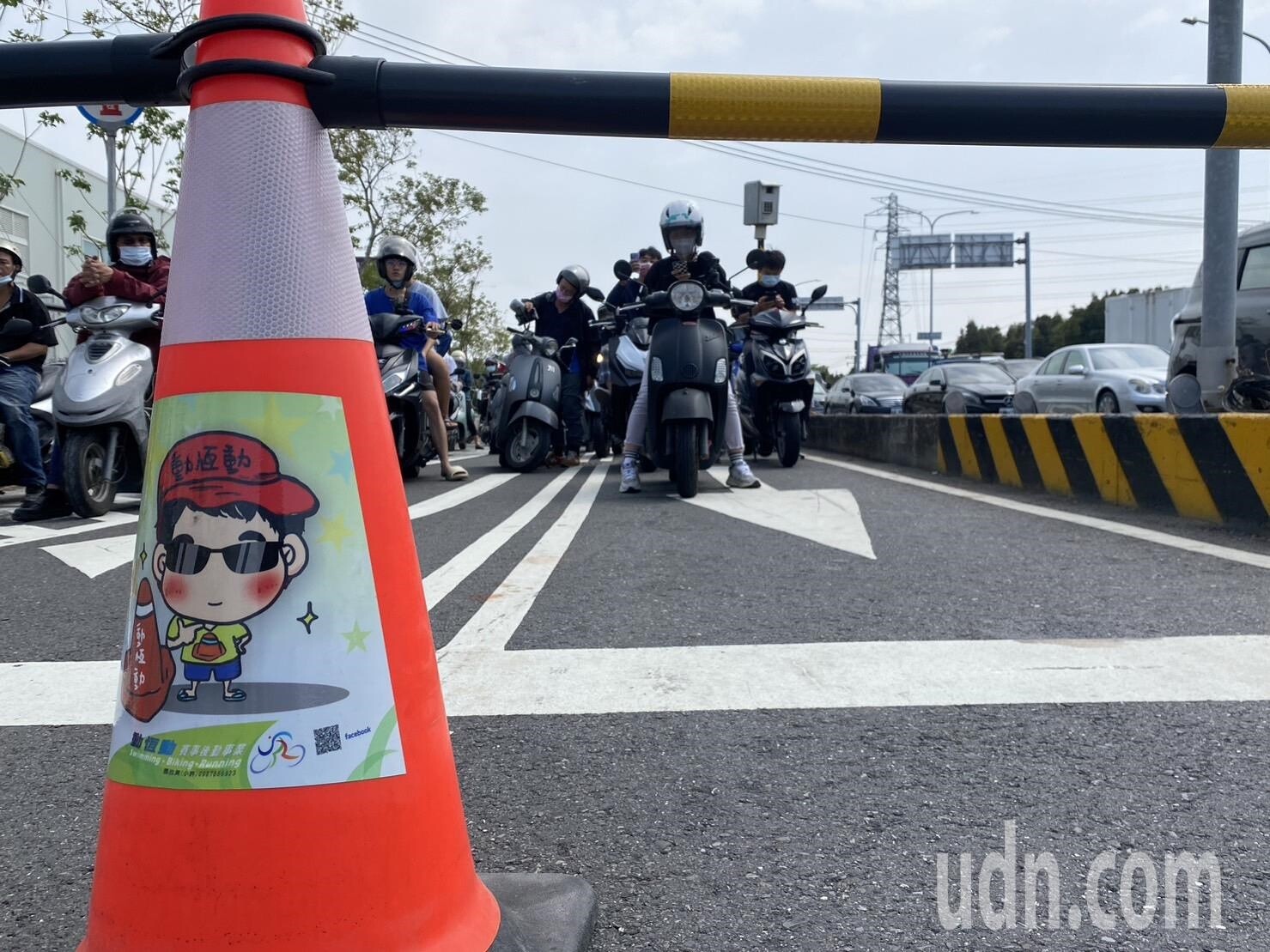 配合舉辦國際自由車環台賽，今天多條道路封街交管，民怨四起。記者陳弘逸／攝影 