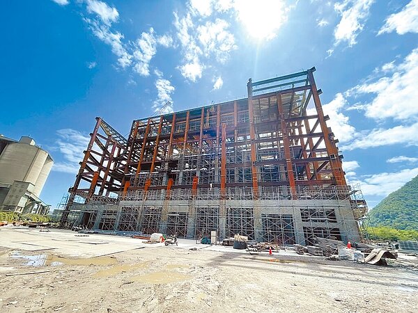 台泥花蓮廠正在做建物細部工程、設置氣化處理系統,預定明年6月可啟用試運轉,協助花蓮處理生活垃圾。(花蓮縣環保局提供/王志偉花蓮傳真)