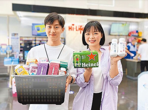 萊爾富指定零食、飲料最低下殺5折。(萊爾富提供)