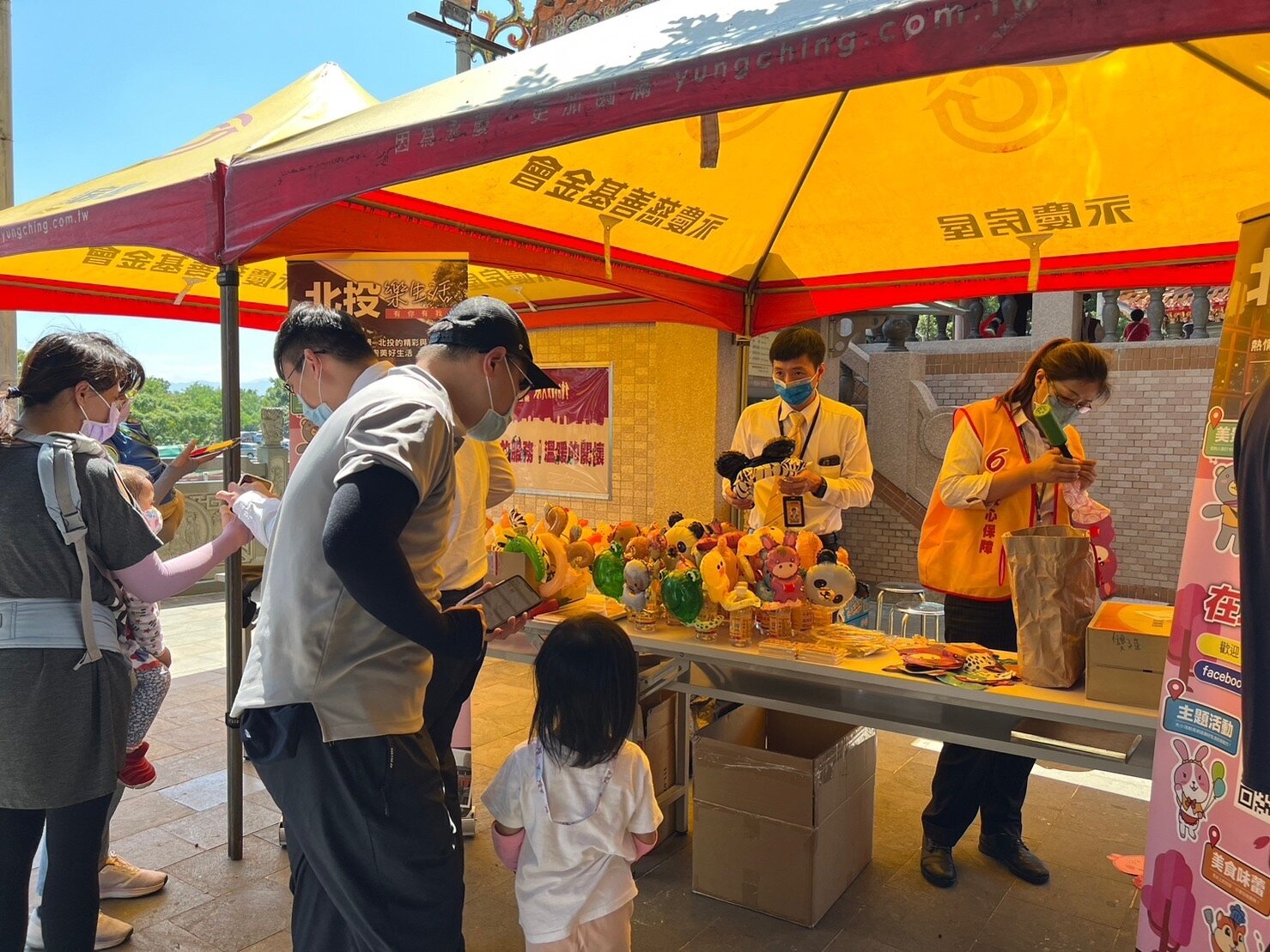 「在地好鄰居」永慶房屋熱情贊助活動所需帳篷，現場也擺設攤位贈送造型氣球與民眾同樂。圖／永慶房產集團提供