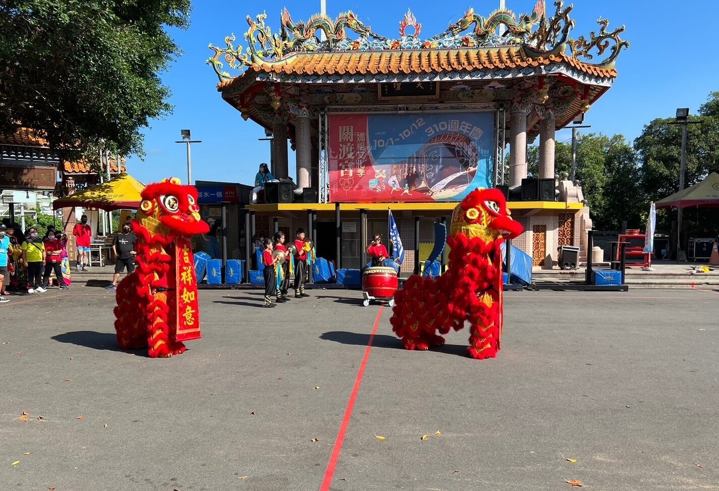 臺北市關渡宮與臺北市體育總會舞龍舞獅協會舉辦「全國聖母盃舞龍舞獅錦標賽」，吸引多所學校報名參加。圖／永慶房產集團提供