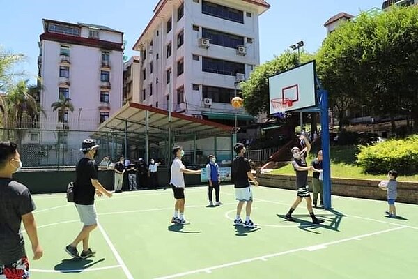 年輕人最愛籃球場。圖／易小滿攝