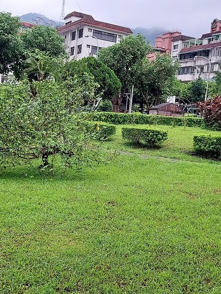 紅白相間的社區。圖／由玫瑰中國城提供