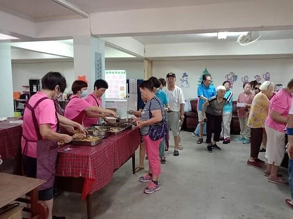 給銀髮族滿滿的溫暖。圖／玫瑰中國城提供

