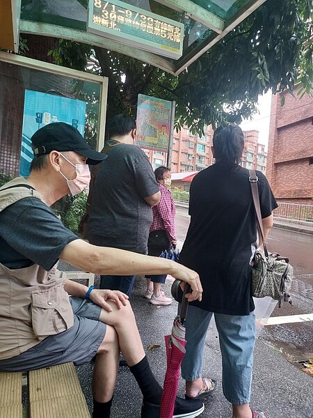 多使用大眾交通工具。圖／易小滿攝

