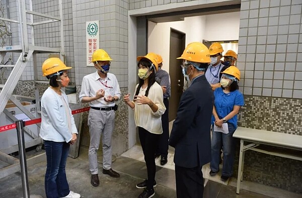 國家地震工程中心今天向委員進行國震中心業務報告、研究與應用，以及地震工程防災教育，以及參觀實驗室。圖／國家實驗研究院國家地震工程研究中心提供