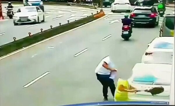 47歲林姓建設與開發公司老闆的王姓妻子見狀,揮舞包包要趕走槍手,槍手見林男大腿中槍,立即離開。圖/截自警方監視器畫面