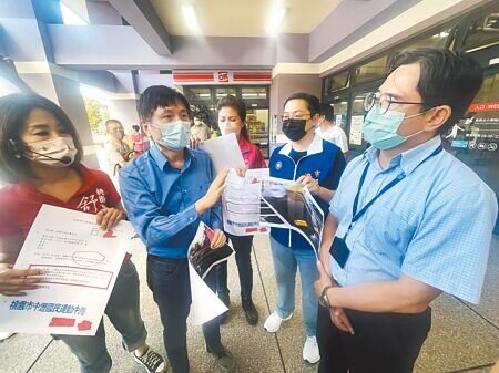 桃園市多位市議員會勘中壢國民運動中心。(呂筱蟬攝)