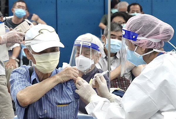 我國採購的莫德納次世代疫苗為含BA.1的雙價疫苗,並非含最新變異株的BA.5雙價疫苗。圖為民眾施打莫德納次世代疫苗(追加劑)。記者林俊良/攝影