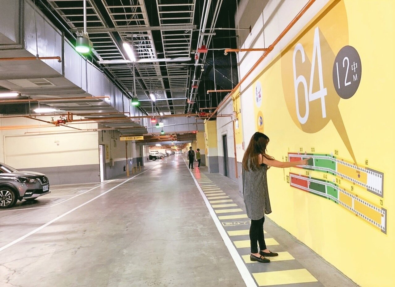 海安路停車位不足,地下停車場重新改造,以顏色區分停車格位及增加圖示指標。記者吳淑玲/攝影