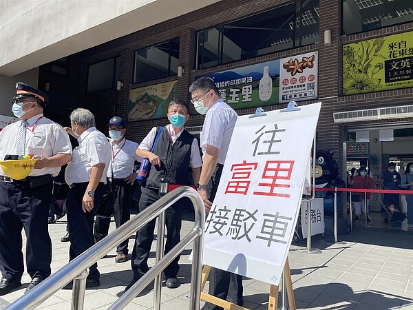 因應周末國慶日連假,台鐵花蓮運務段已在玉里與富里站各有5輛接駁車,以及3輛預備車。圖/台鐵提供