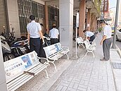 學生席地等公車　急設長椅平眾怒