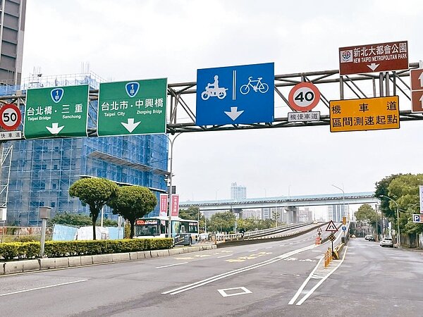 新北橋梁多實行汽機車分流,車道卻狹窄、路線曲折,加上有些標線不明確,易造成事故。圖/聯合報系資料照