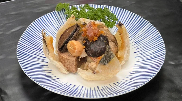 配合全民運、國慶焰火在嘉義縣舉辦，商圈購物抽獎活動，游志豪推出限量每顆500元，台最頂級肉圓-巨無霸佛跳牆肉圓。圖／游志豪提供