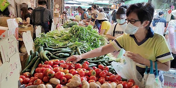 颱風豪雨造成菜價上漲，但幸好通膨率仍連二月3%以下。圖／中時電子報資料照片