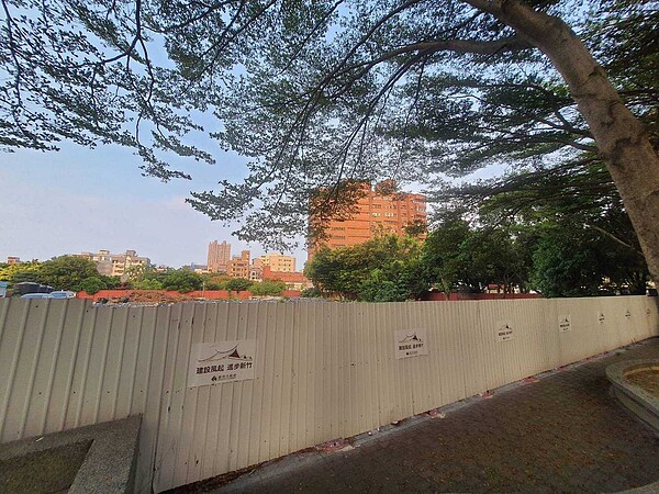 新竹市文化局圖書館拆除2年多,現場依舊是工程圍籬。圖/議員蔡惠婷提供