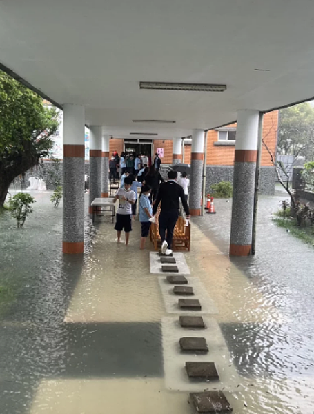 聖母護專大樓之間的走廊,以桌椅作為臨時通道。圖/讀者提供