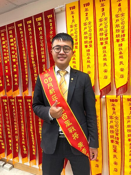 黃彥榕加入永慶房屋約兩年時間，為自己創下最高月收入28萬的好成績。圖／永慶房產集團提供