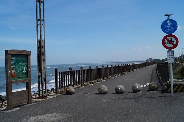 黃金海岸自行車道及海邊一景。圖/取自台南市南區區公所
