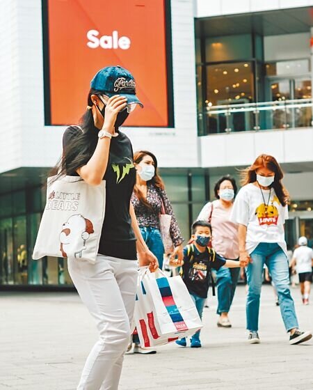 生活花費食、住、行成本增加,通膨與疫情雙重衝擊,45.8%上班族透露每月薪水花光光。圖為民眾趁疫情趨緩之際,上街消費。(本報資料照片)