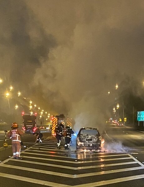 7日晚上,國道一南向40.5公里林口A出口匝道前,一車竄火燃燒,車內3人及時逃出沒有大礙,起火原因尚待調查釐清。記者曾伯愷/翻攝