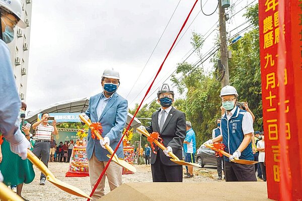 新竹市政府獲中央補助,投入2753萬元進行高峰路拓寬及人行道環境改善工程,7日動土,預計明年3月底完工。(新竹市政府提供/王惠慧新竹傳真)