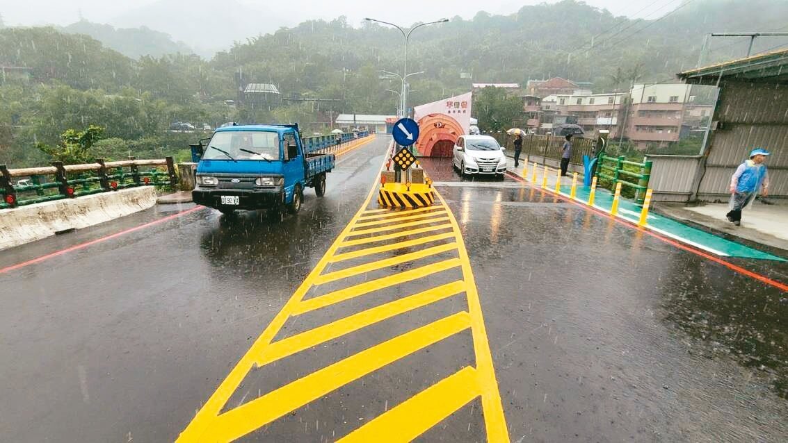 平菁橋改建完工通車，新北市長侯友宜表示，交通動線更流暢，提升觀光建設。記者游明煌／攝影 