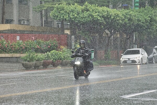 正值下班時間，中央氣象局針對12縣市發布豪雨特報，提醒民眾留意局部大雨發生的機率。記者盧逸峰／攝影 