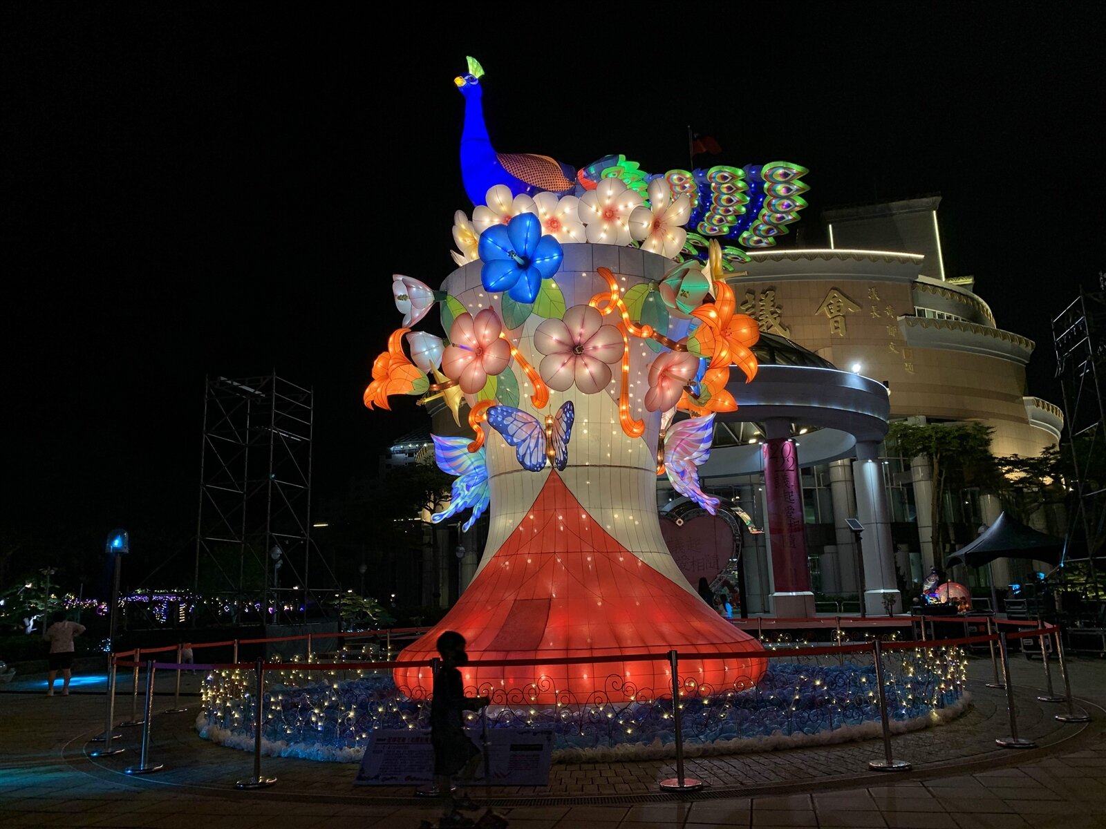 台南議會燈會活動昨晚啟燈,國慶連假周邊還有一系列的活動預計吸引相當多的民眾參與。記者吳淑玲/攝影