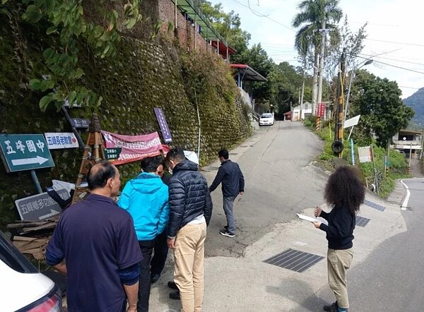 縣府交通旅遊處與相關單位進行會勘,規畫在五峰鄉122縣道上候車熱點「農倉前」、「茅埔」,新建兩站候車亭。圖/縣府提供