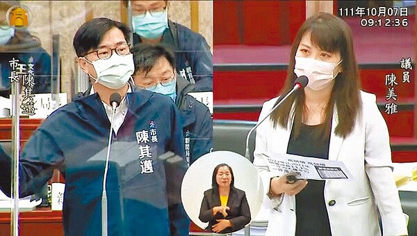 國民黨高市議員陳美雅7日赴議會總質詢時指出，高雄捷運42輛列車中僅有2輛安裝監視器，民眾搭乘捷運恐有安全疑慮，高雄市長陳其邁允諾會與高捷公司協調，在每輛列車的所有車廂都裝監視器。（翻攝畫面／洪浩軒高雄傳真）