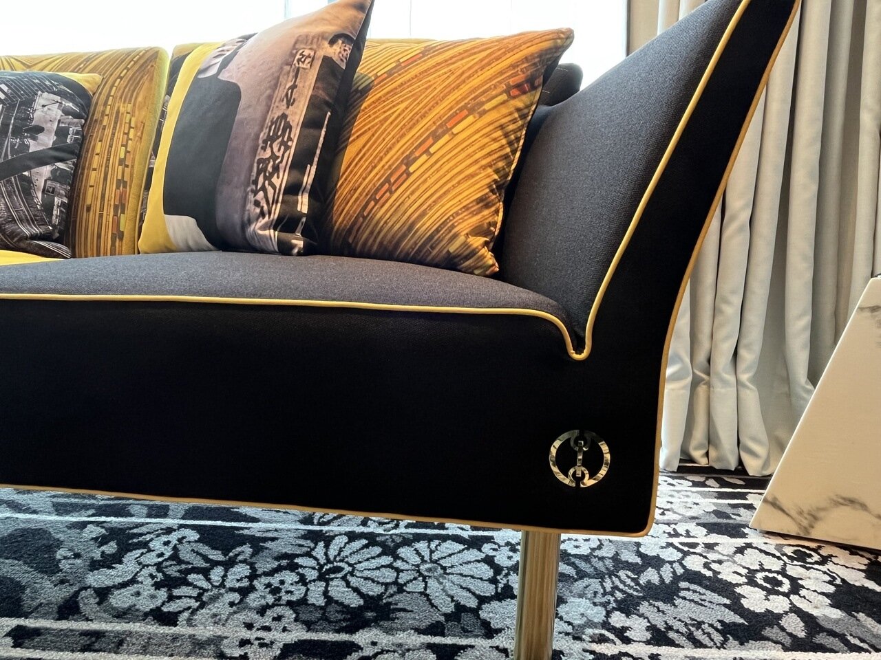 右下角崁入的是日據時期的台中市徽。記者羅建怡/攝影