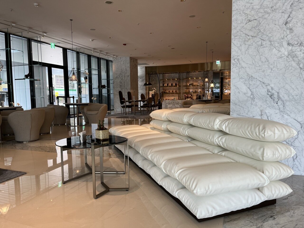 有如米袋層層堆疊的沙發,全球僅此一張。記者羅建怡/攝影