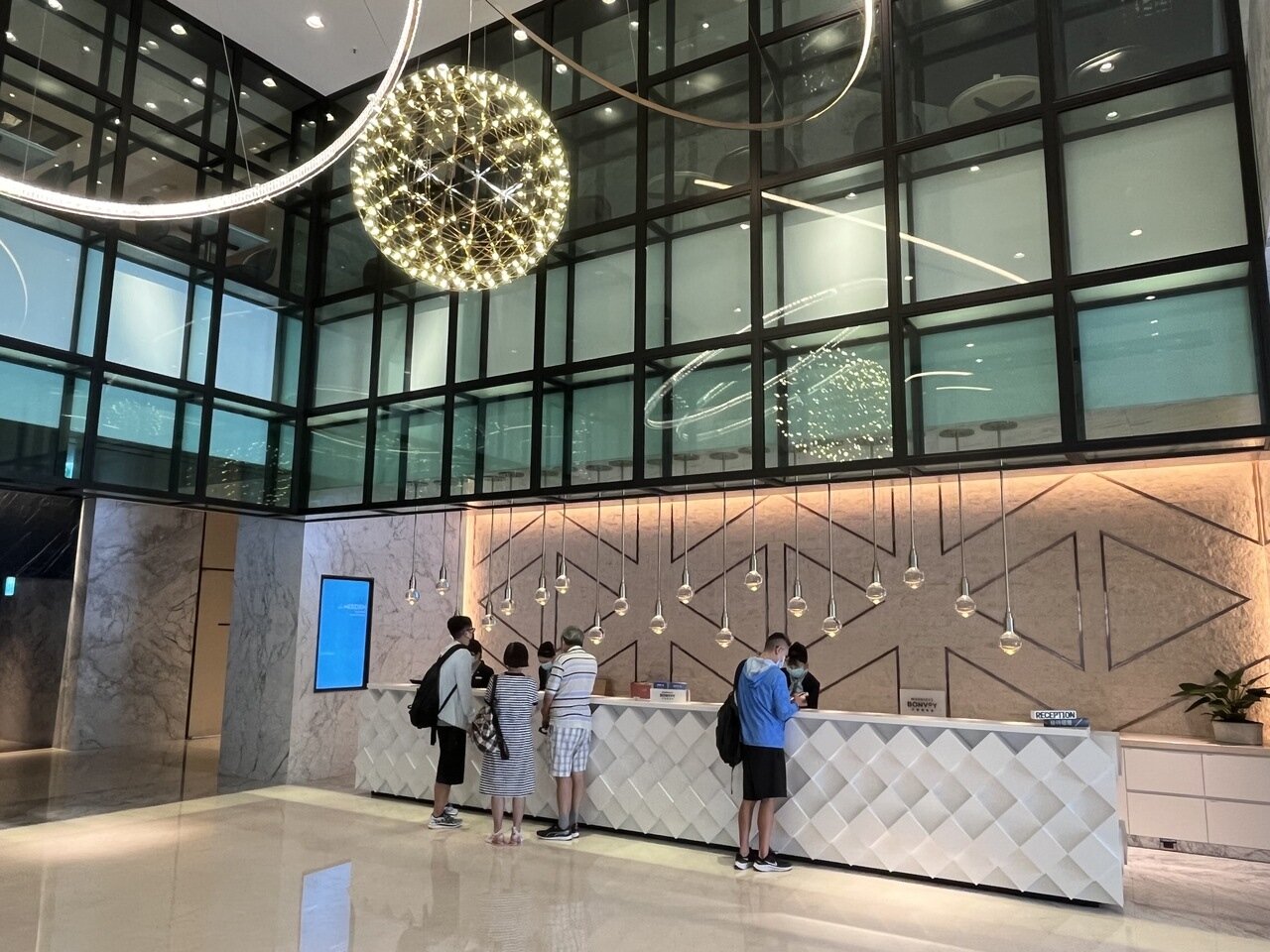 大廳櫃台垂掛的圓形燈,皆出自老師傅手工吹製。記者羅建怡/攝影