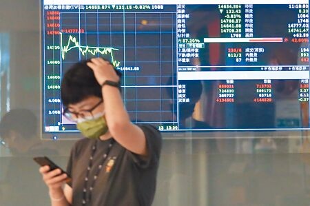 國泰證期顧問處經理蔡明翰表示，全球股市仍處於「空頭格局」，美股跌幅這麼深，投資人要當心台股「補跌」效應。（本報資料照片）