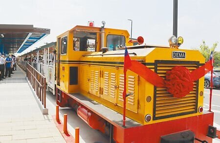 嘉義蒜頭糖廠五分車延駛至高鐵嘉義站,8日正式通車啟用,在眾人見證下,列車鳴笛緩慢駛向蒜頭糖廠。(呂妍庭攝)