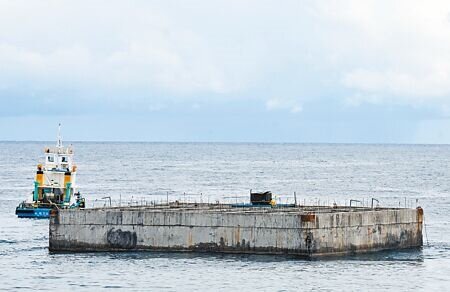 拖船8日拖著重達數千噸的沉箱,到富岡港完成投放。(莊哲權攝)