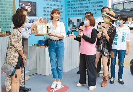 屏東社區博覽會集結全縣40處社區產業,展現多年農再成果。(林和生攝)